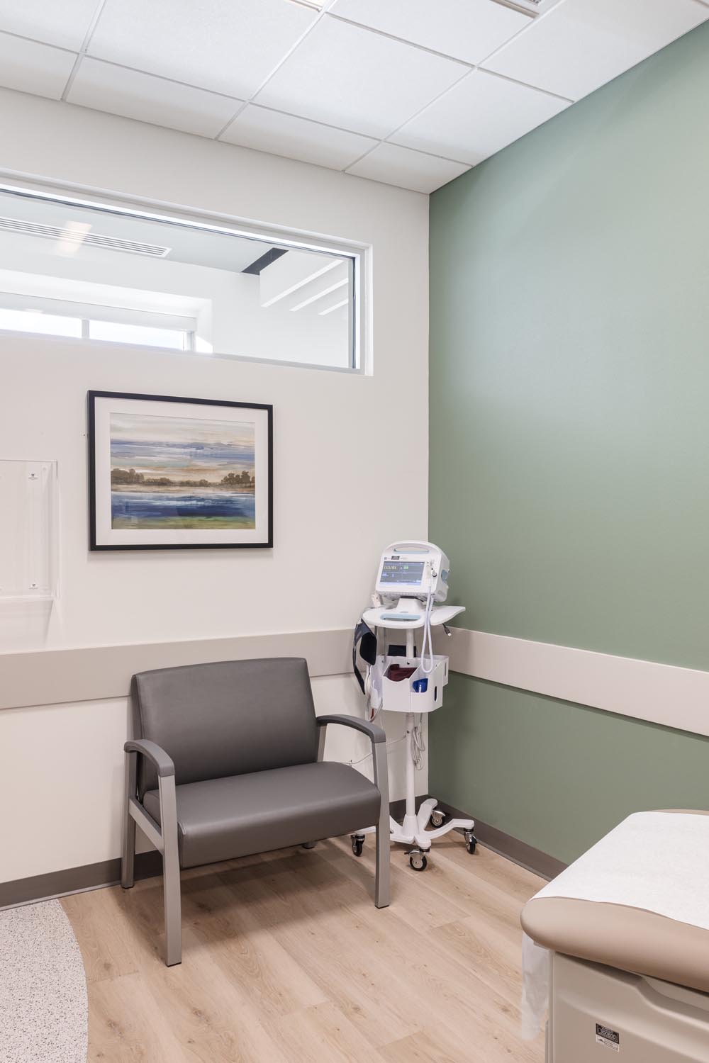 axis health interior photo exam room 1 1000x1500